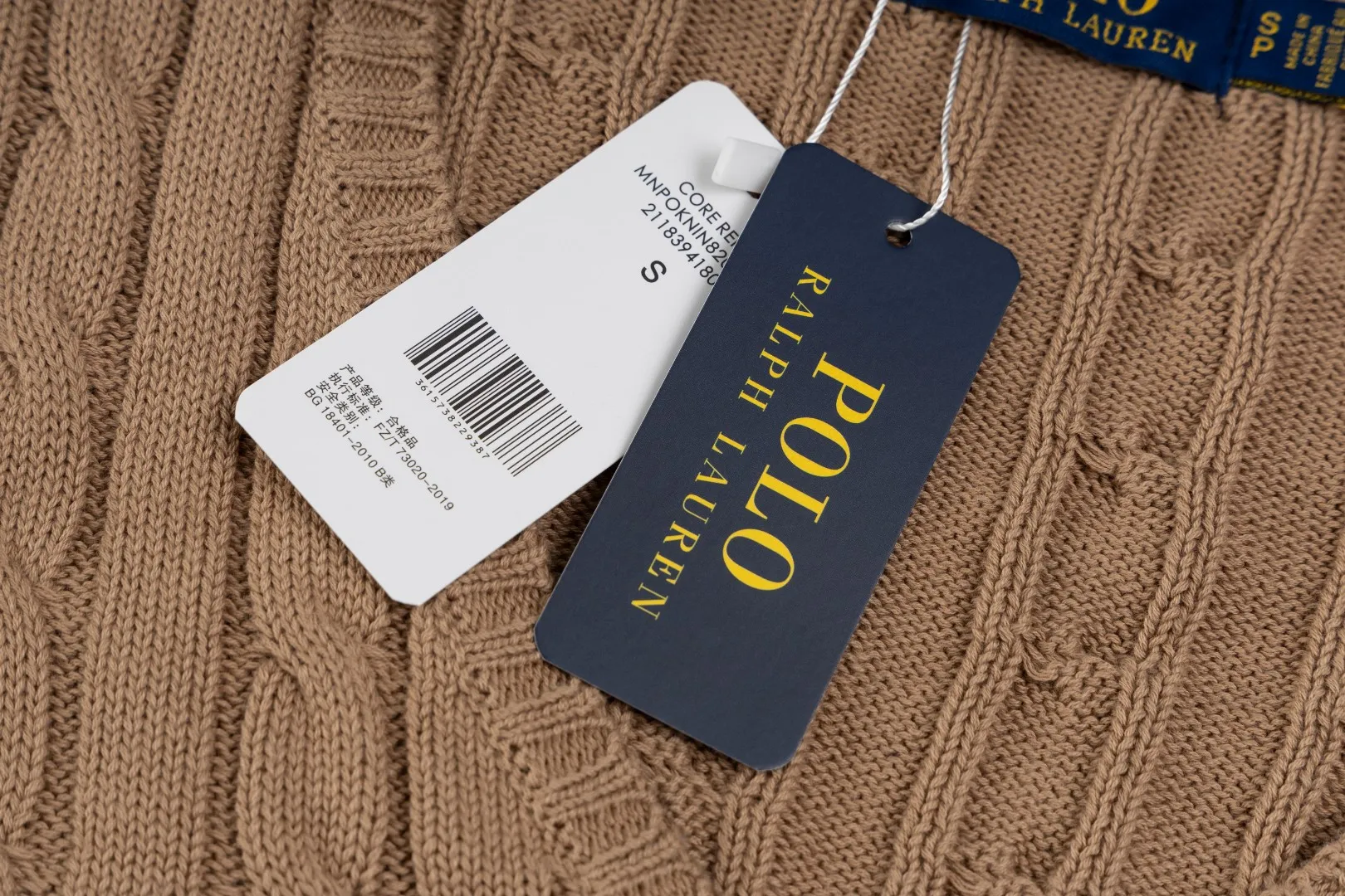 P210 #R90 RALPH LAUREN Thirteen colors of Ralph Lauren classic small label embroidery V-neck pullover cable cardigan sweater women's top, high-density LOGO embroidery on the chest, original customization of tag accessories. Made of pure cotton yarn, pure cotton is skin-friendly and comfortable, small label war horse embroidered twist button V-neck sweater🐎High quality, follow the blogger to learn how to wear it! Let’s buy a Ralph Lauren cable sweater. It’s a super hard-to-find series after it became popular. It’s hard to find one on the official website. It’s simple and practical to wear, with a lazy and loose feel. The thickened fabric has more texture, feels soft and delicate, and has a loose fit. Whether worn alone or layered, you can wear different styles of fashion with just one piece!   Size： Sleeve length: 60/61/62/63